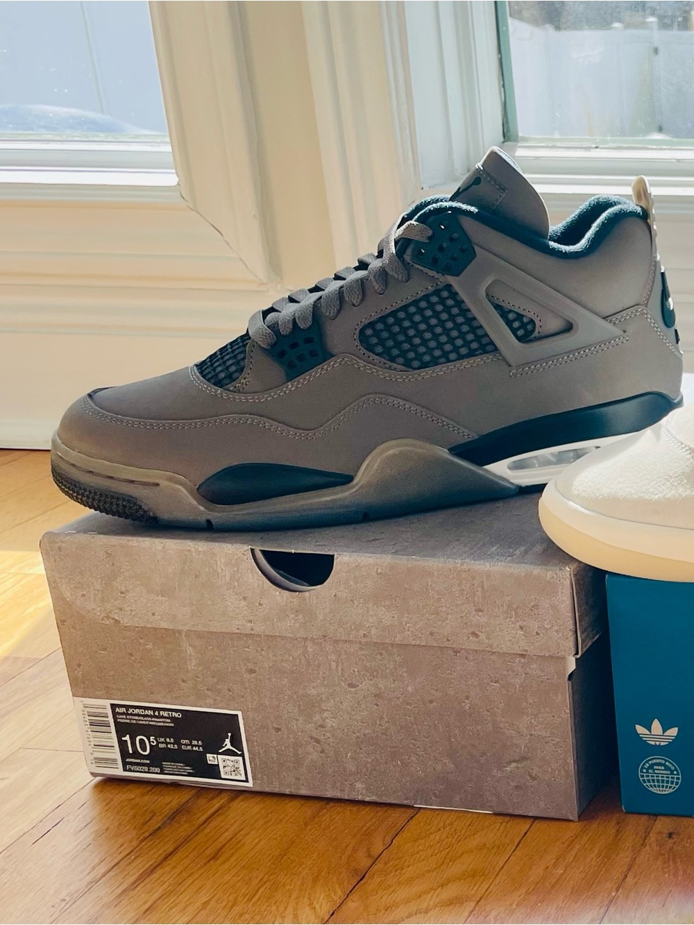 Jordan 4 Retro - Cavestone. SIZE 10.5